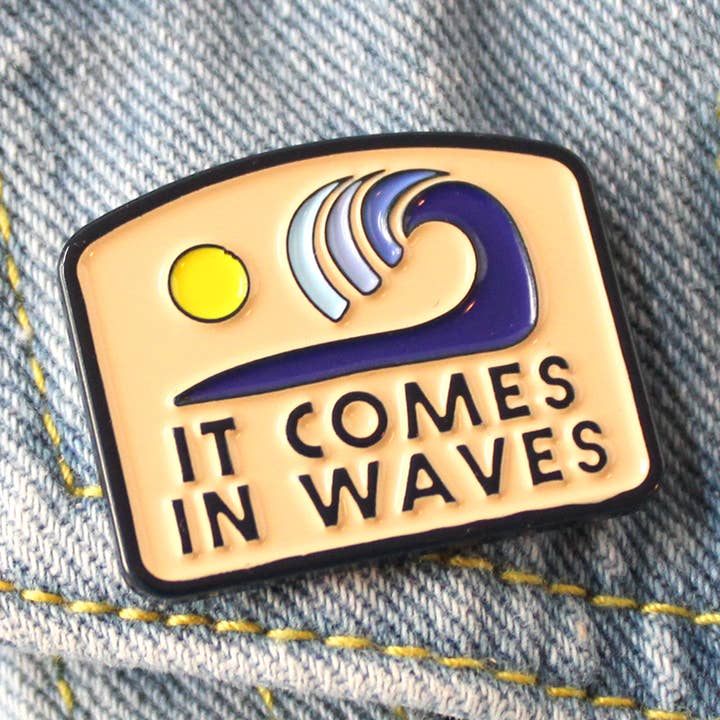 Spilla in smalto morbido "It Comes In Waves" per la vendita all'ingrosso da parte di SheeleyCo