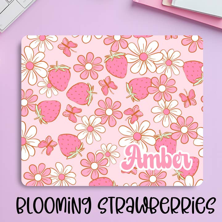 Tapis de souris personnalisé fraises preppy & marguerites – Nom personnalisé mignon tapis de bureau esthétique rose pour la vente par Creekside Design Company