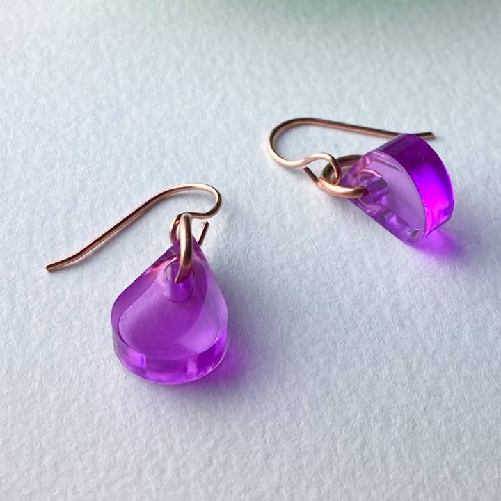 Mini-Lavendel-Ohrringe in Regentropfenform — handgefertigt für den Großhandel von BOMPOM Studio Resin Jewelry