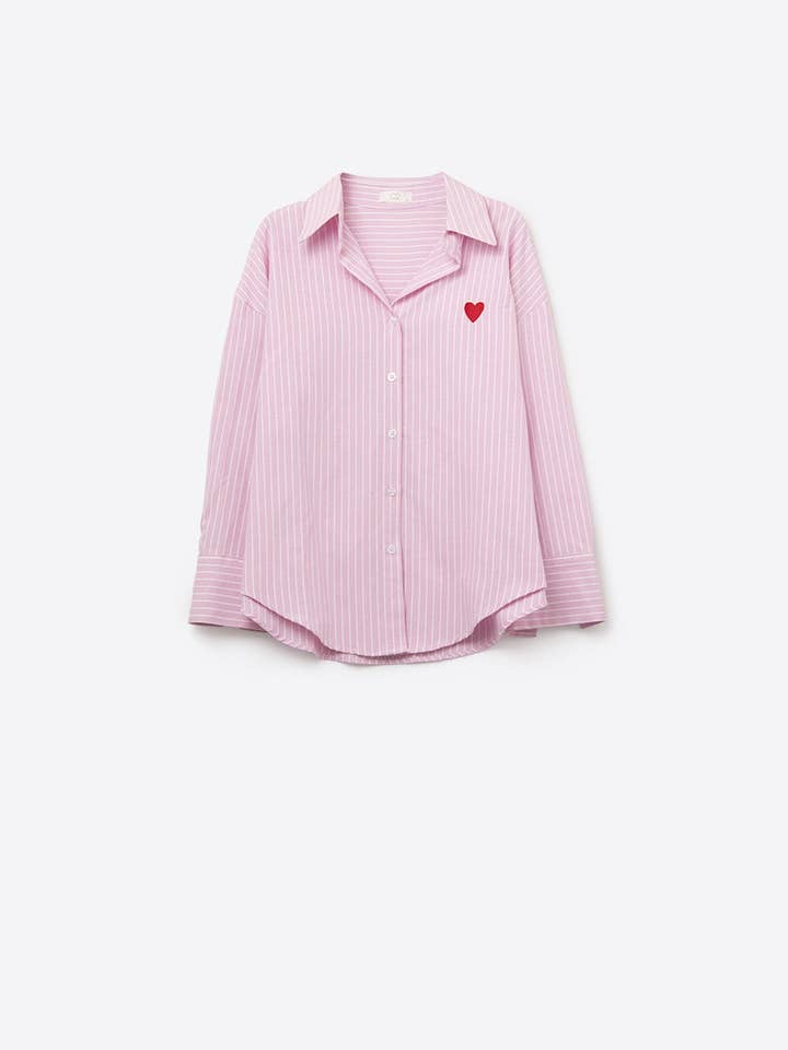 ROSA Camisa de rayas rosas con bordado de corazón rojo de venta al por mayor en Faire6