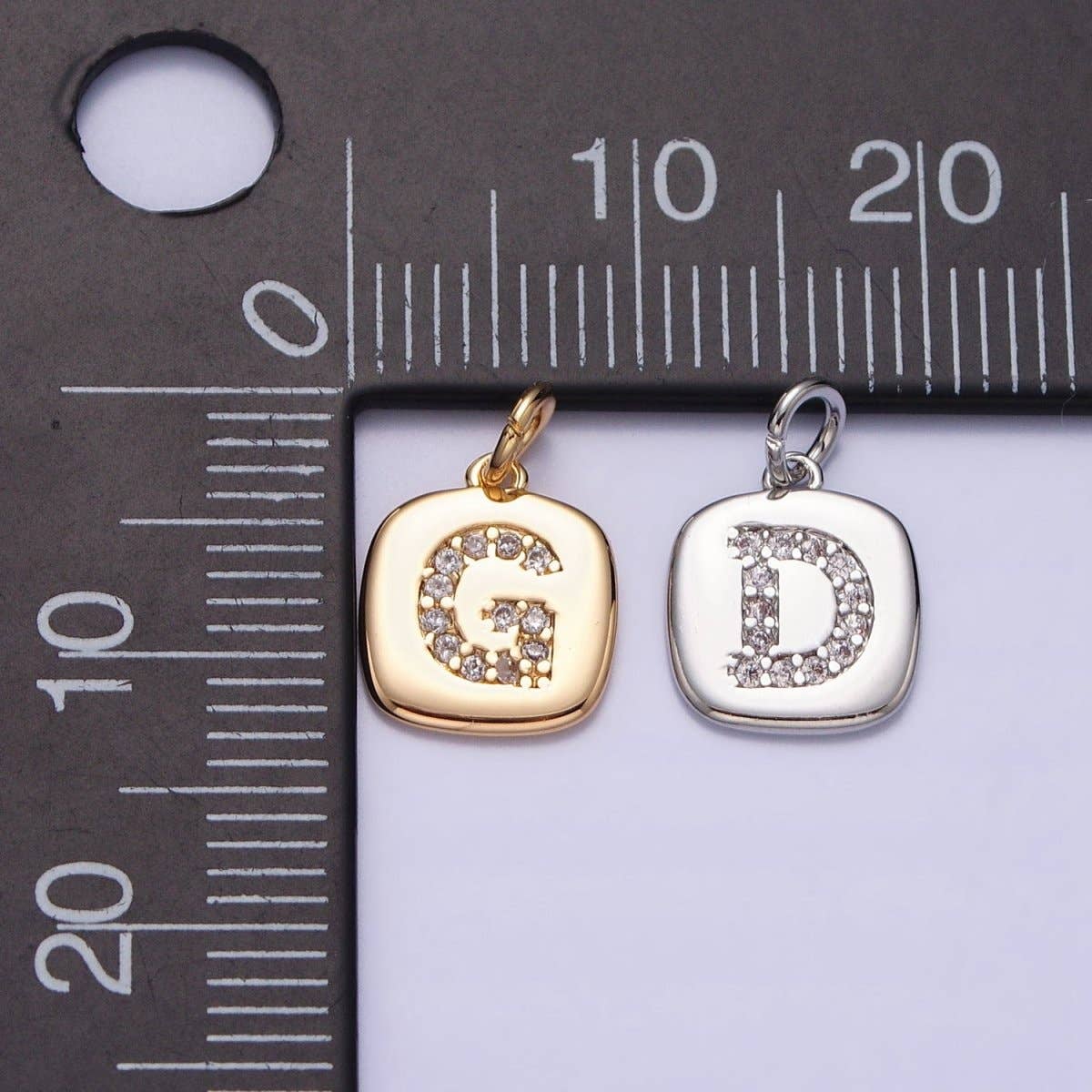 Aim Eternal - Vente Breloques/médailles personnalisées - Pendentif personnalisé avec initiale en pavé micro CZ carré argenté clair | A-266-A-27828