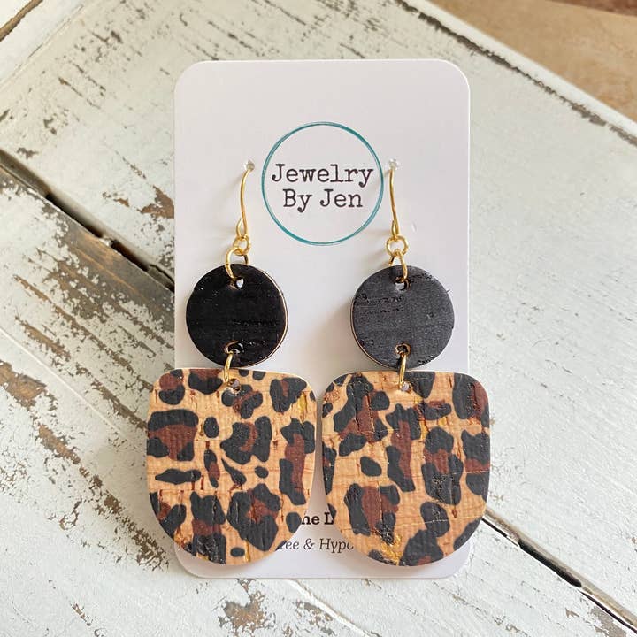 Boucles d'oreilles pendantes Boho : liège noir et guépard pour la vente par Jewelry By Jen