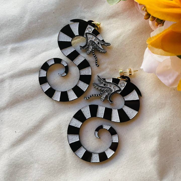 Studio Nena – wholesale Dangle earrings – Beetlejuice Sandworm0