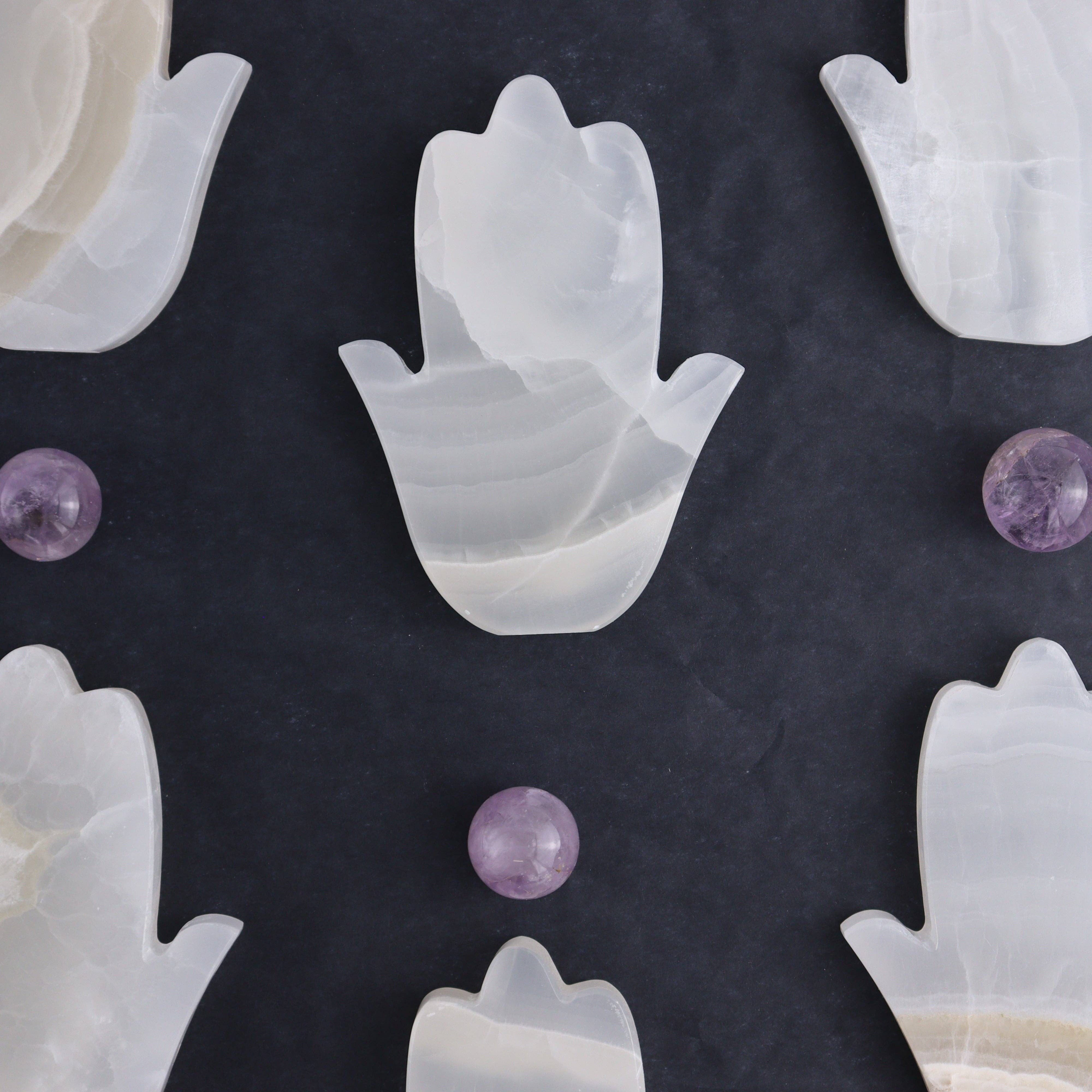 Mi Esperanza Minerals - Venta al por mayor Piedras/cristales espirituales - Una Hamsa de Ónix Blanco1