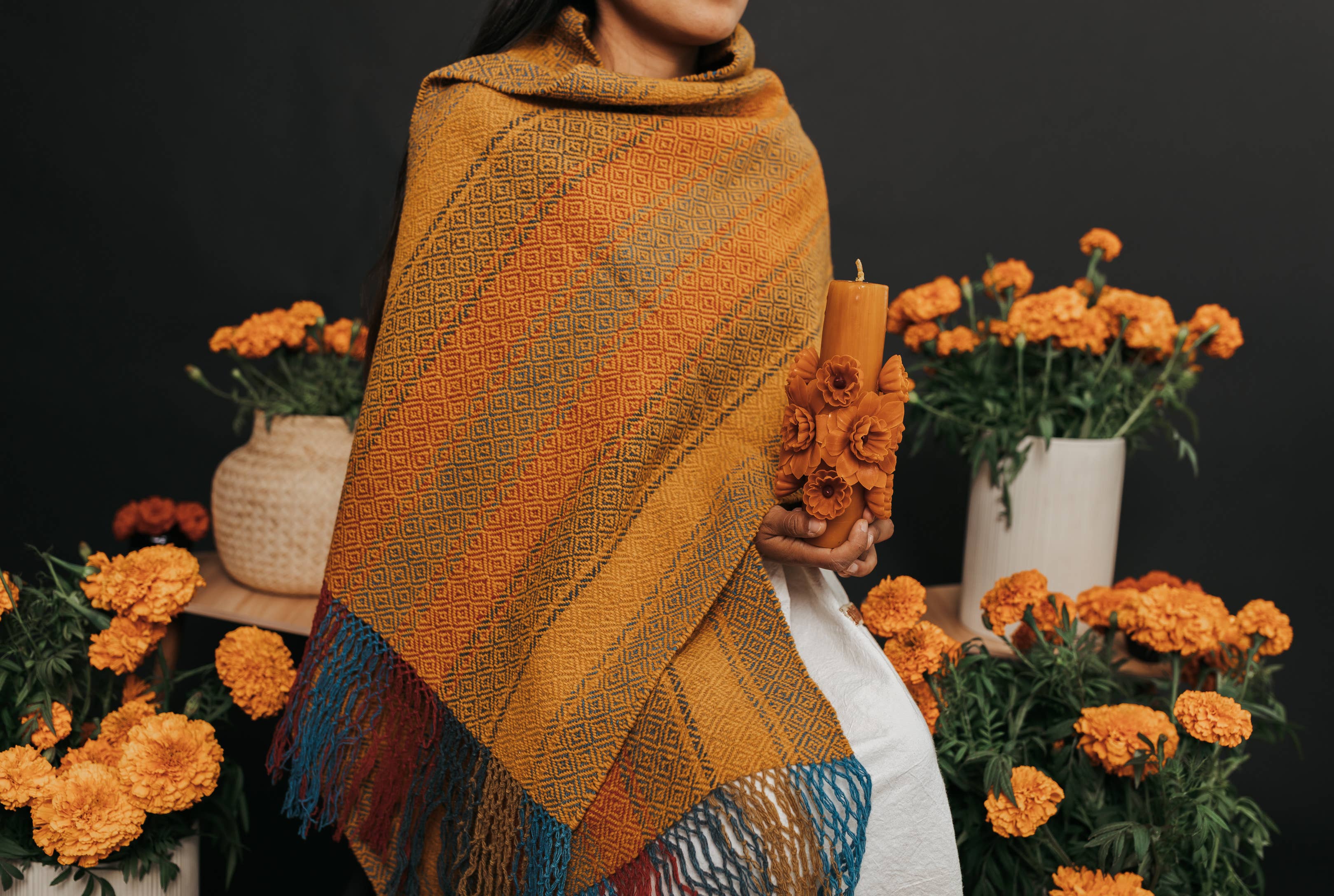 The Zapotec Weavers – wholesale Wrap - Dam – Zapotekisk ylledikat/rebozo med Periconblomma, färgad med naturliga färger2