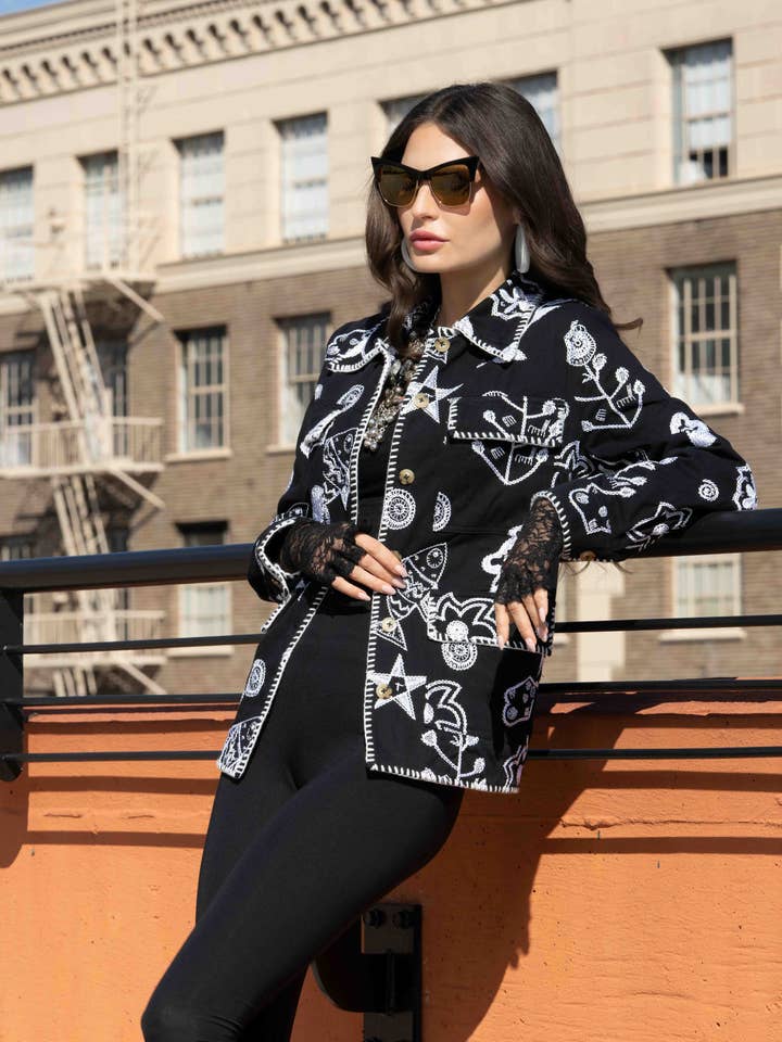 AD2662-A Bestickte Grafik-Knopfjacke für den Großhandel von Adore