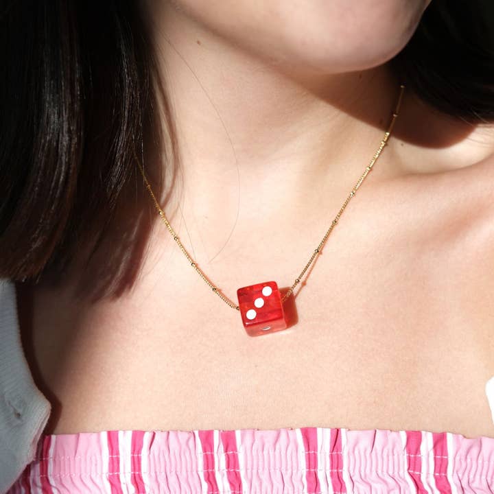 Collar con dije de dado rojo para venta al por mayor de Nickel and Suede