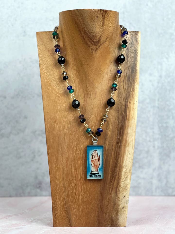 Collana La Loteria 'la mano' per la vendita all'ingrosso da parte di Scarlette Dove