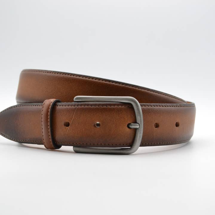 „BØRSTE COGNAC“ FULDKORNET VEG. GARVET BÆLTE, FJERKANT for engroshandel hos MAGIKFLEX