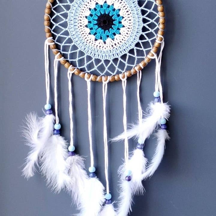 Mixperi | Décoration murale attrape-rêves bleu glacé faite à la main avec motif de perles Nazar pour la vente par Aladdin