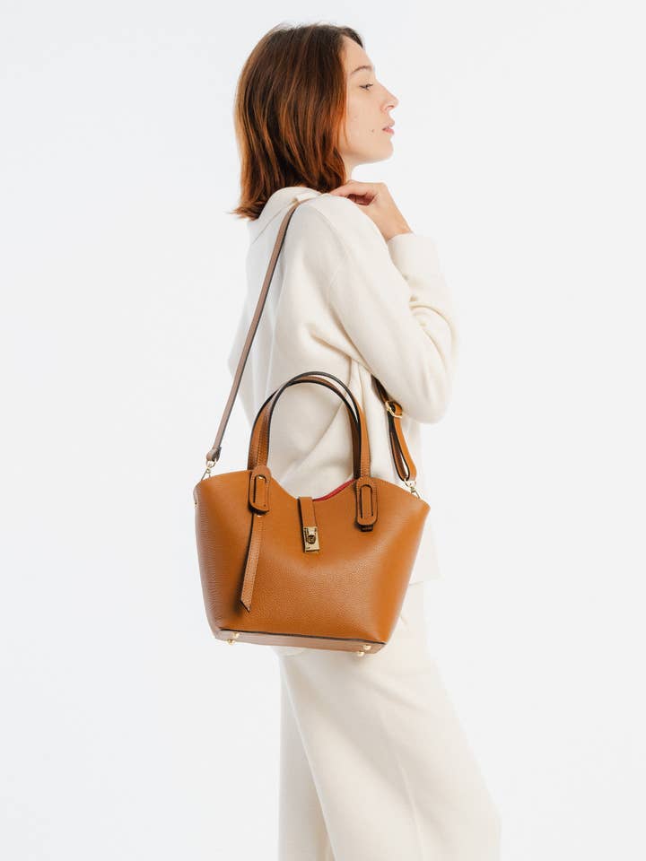 Handtas van generfd leer met schouderriem - gemaakt in Italië voor wholesale door JULIA PARIS