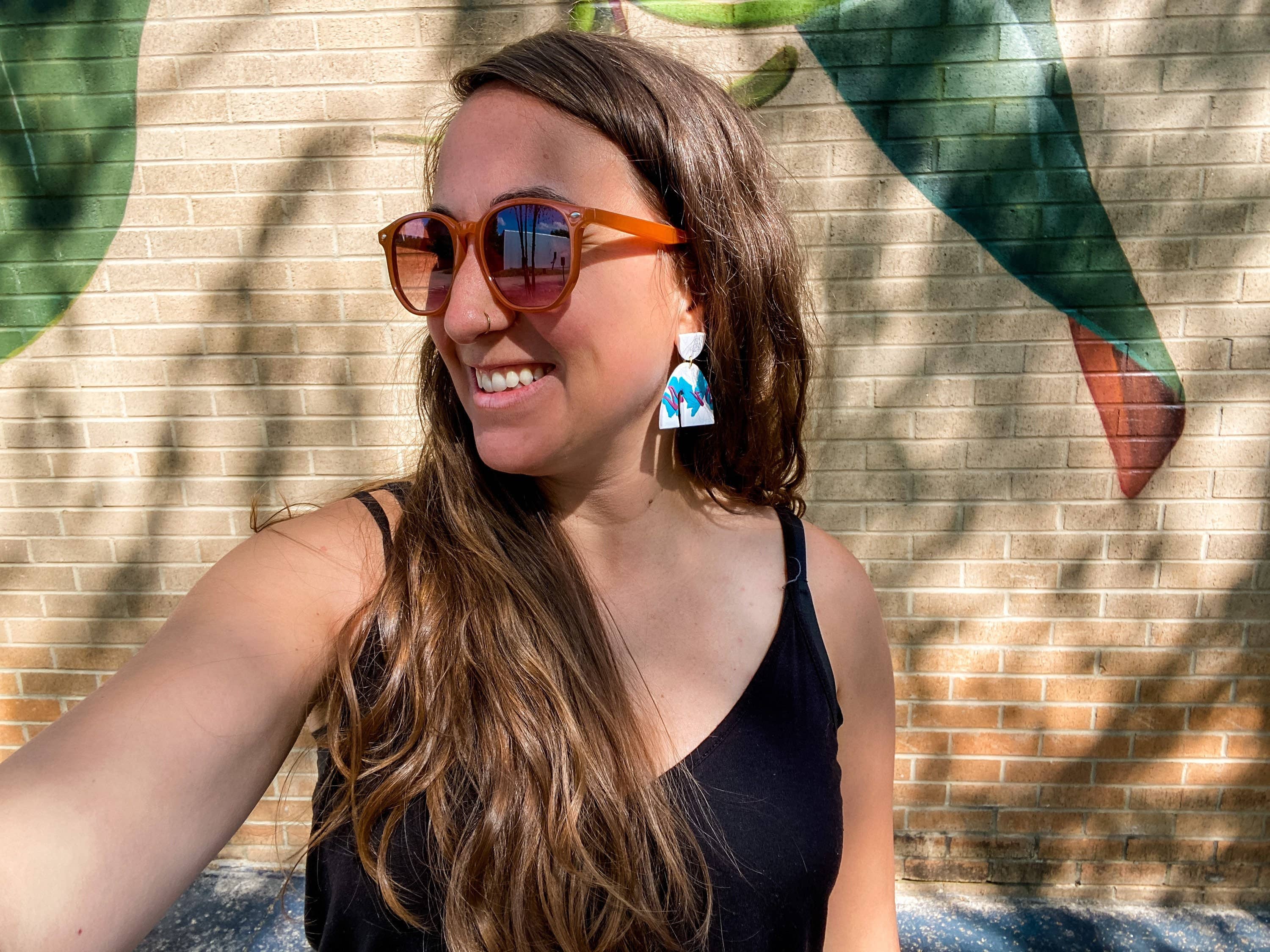 Lauren Likes Art - Vente Boucles d'oreilles pendantes - Boucles d'oreilles abstraites en argile polymère Jazz Cup des années 908