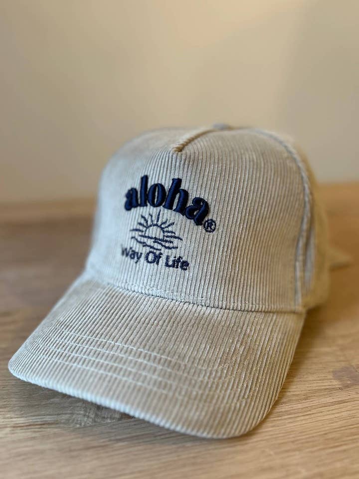 Aloha Way of Life Solbroderet fløjlshætte - Beige for engroshandel hos ALOHA WAY OF LIFE