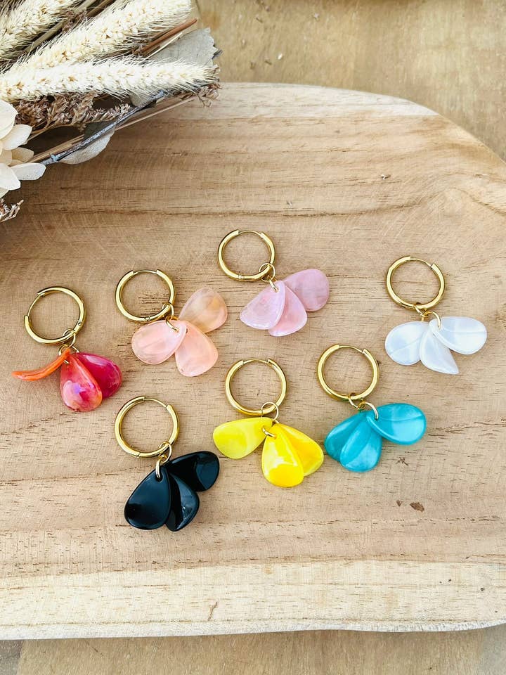 Brincos de argola PETRA - aço inoxidável e pétalas em acrílico por atacado de Innaya