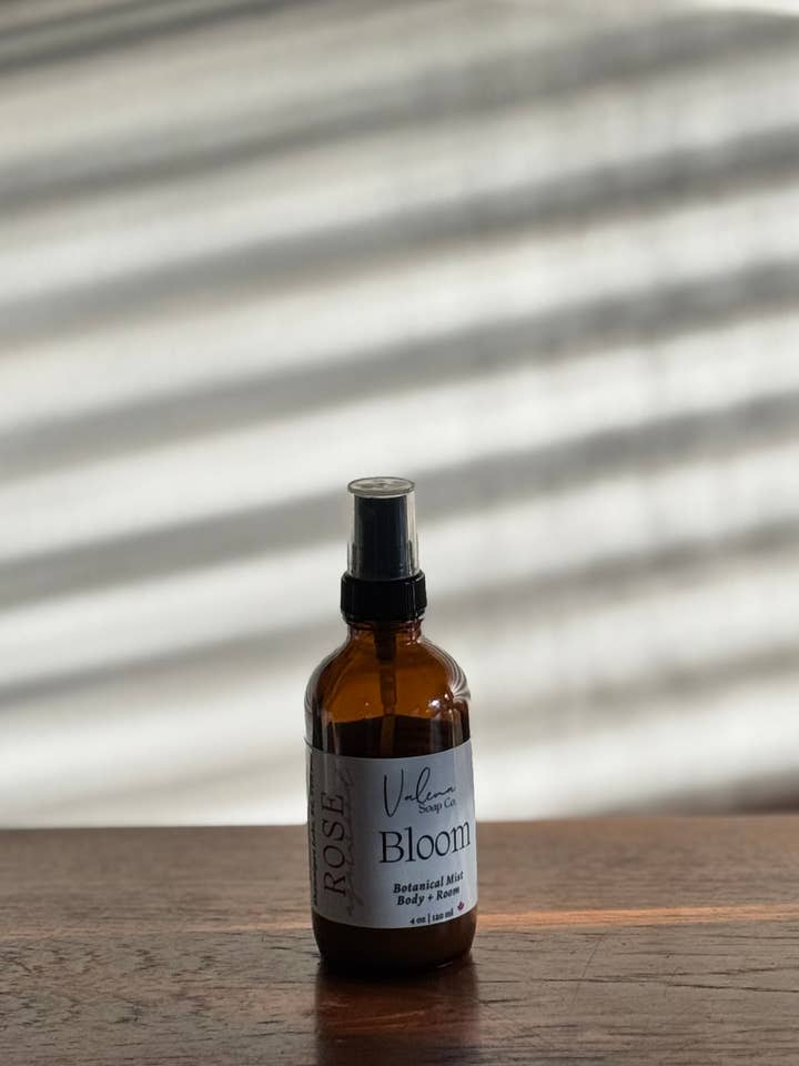 Brume botanique Bloom pour la vente par Valena Soap Co.