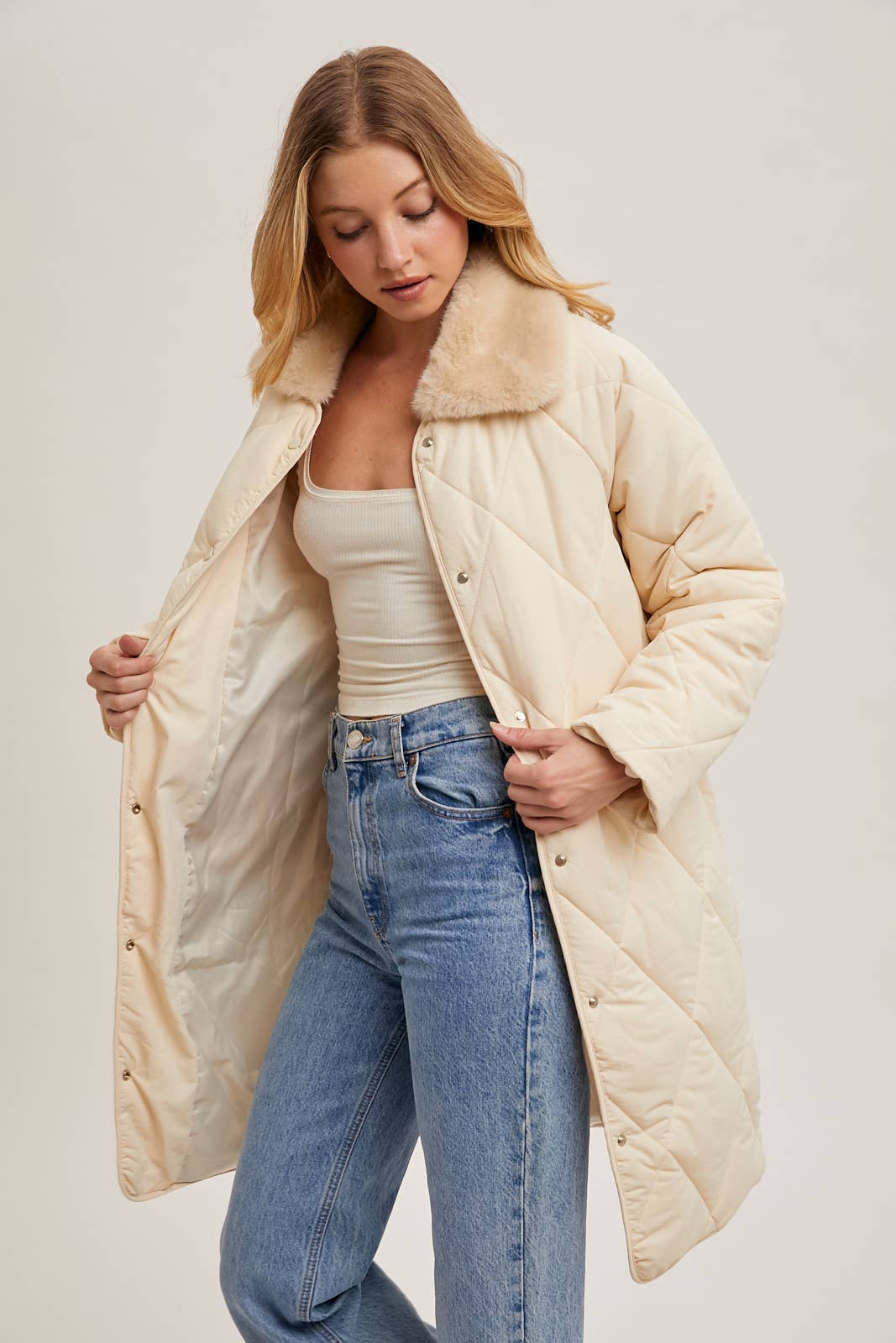 Bluivy - Wholesale Pufferjack - Dames - GEWATTEERDE MIDI-PUFFERJAS MET KRAAG VAN IMITATIEBONT EN KNOOPSLUITING7