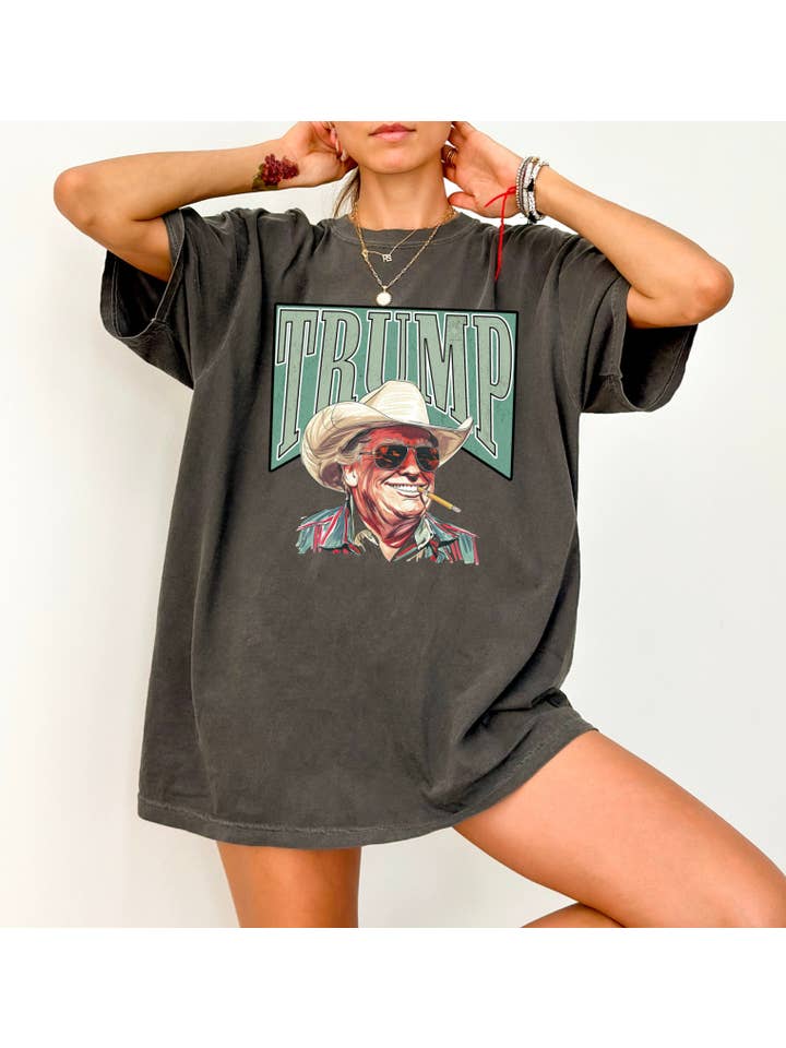 NVC Ecommerce LLC – T-shirt gráfica - Mulher por atacado – T-shirt Trump Cowboy - Western Donald Trump, Camisa Eleitoral1