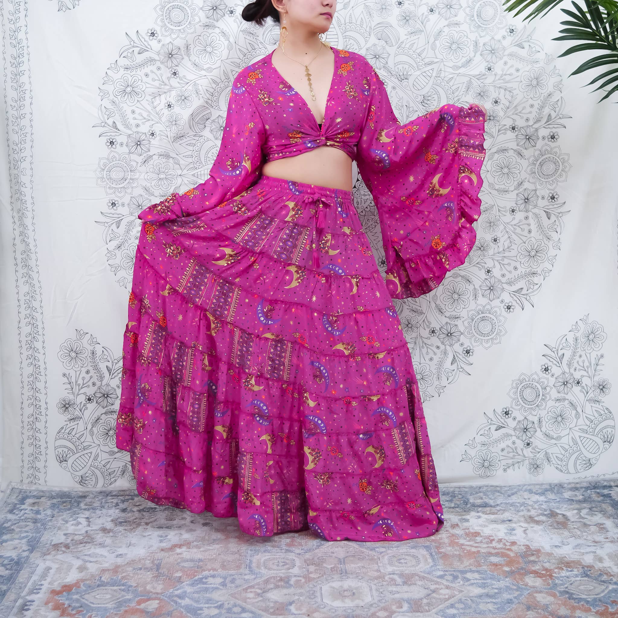 Karma Nepal Crafts – Engroshandel Top- og nederdelsæt - Dame – Flowy Silke Tiered Nederdel Set med Flare ærmet Top8