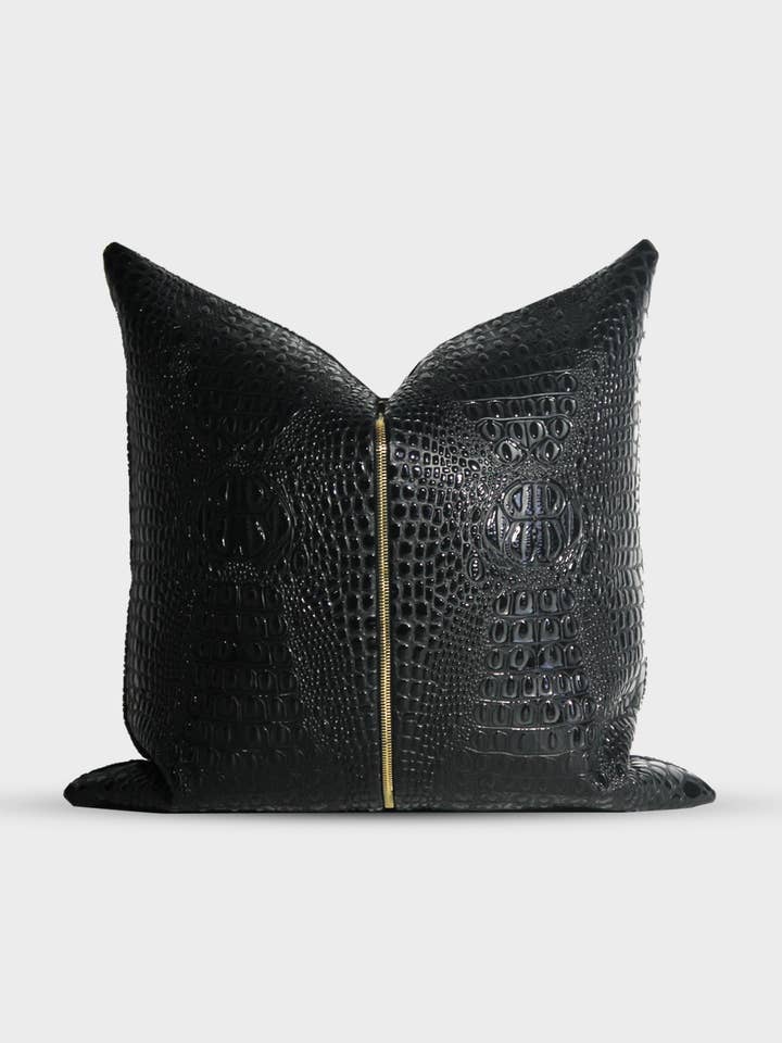 Coussin en peau de crocodile NOIR © pour la vente par Stud Pillows