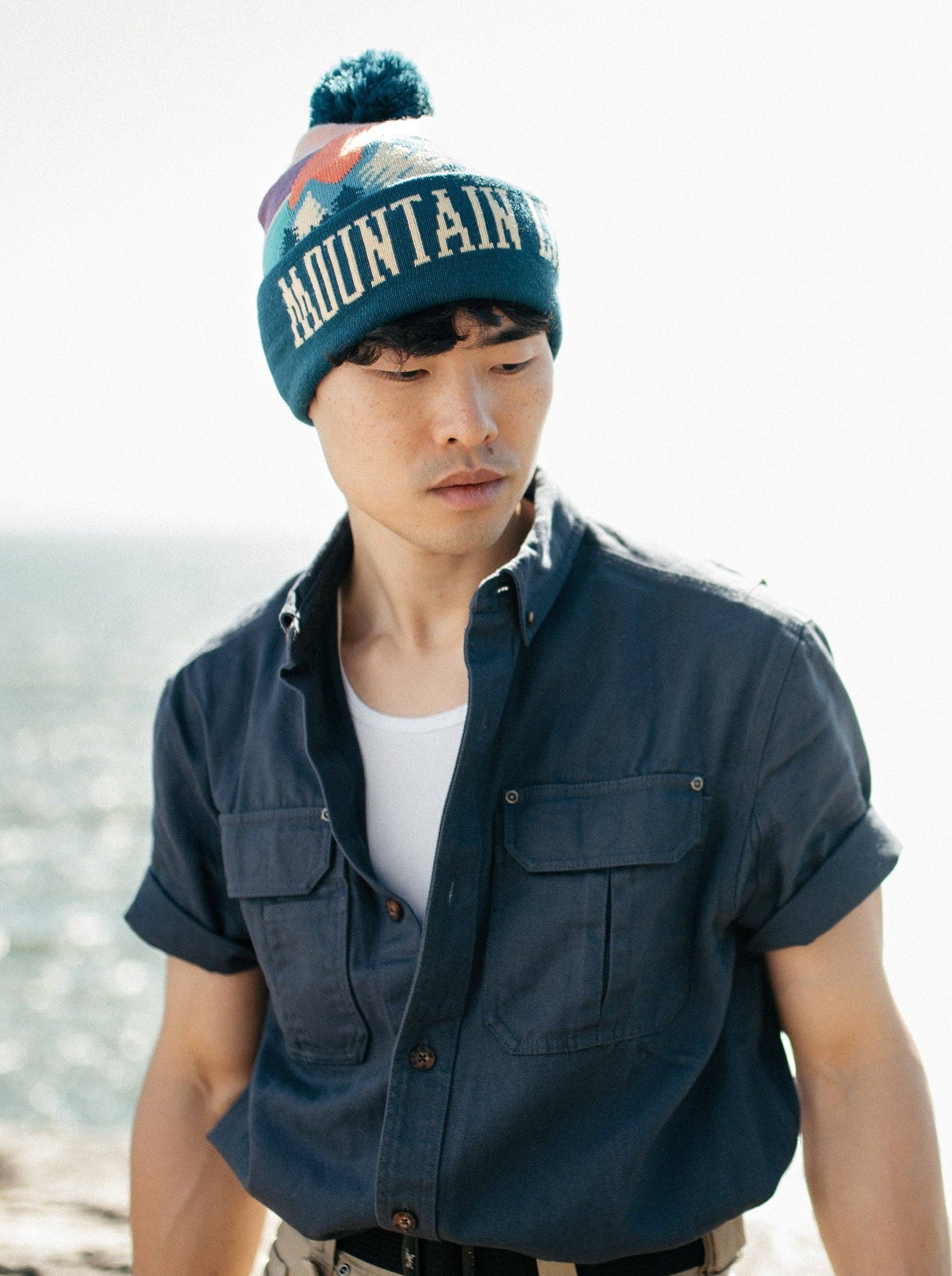 Northern Icons Creations INC - Vente Échantillon pour commerçant – vêtements unisexes - Bonnet en tricot Mountain Life avec pompon, chapeau d'hiver pour la randonnée, le camping et les activités de plein air.7