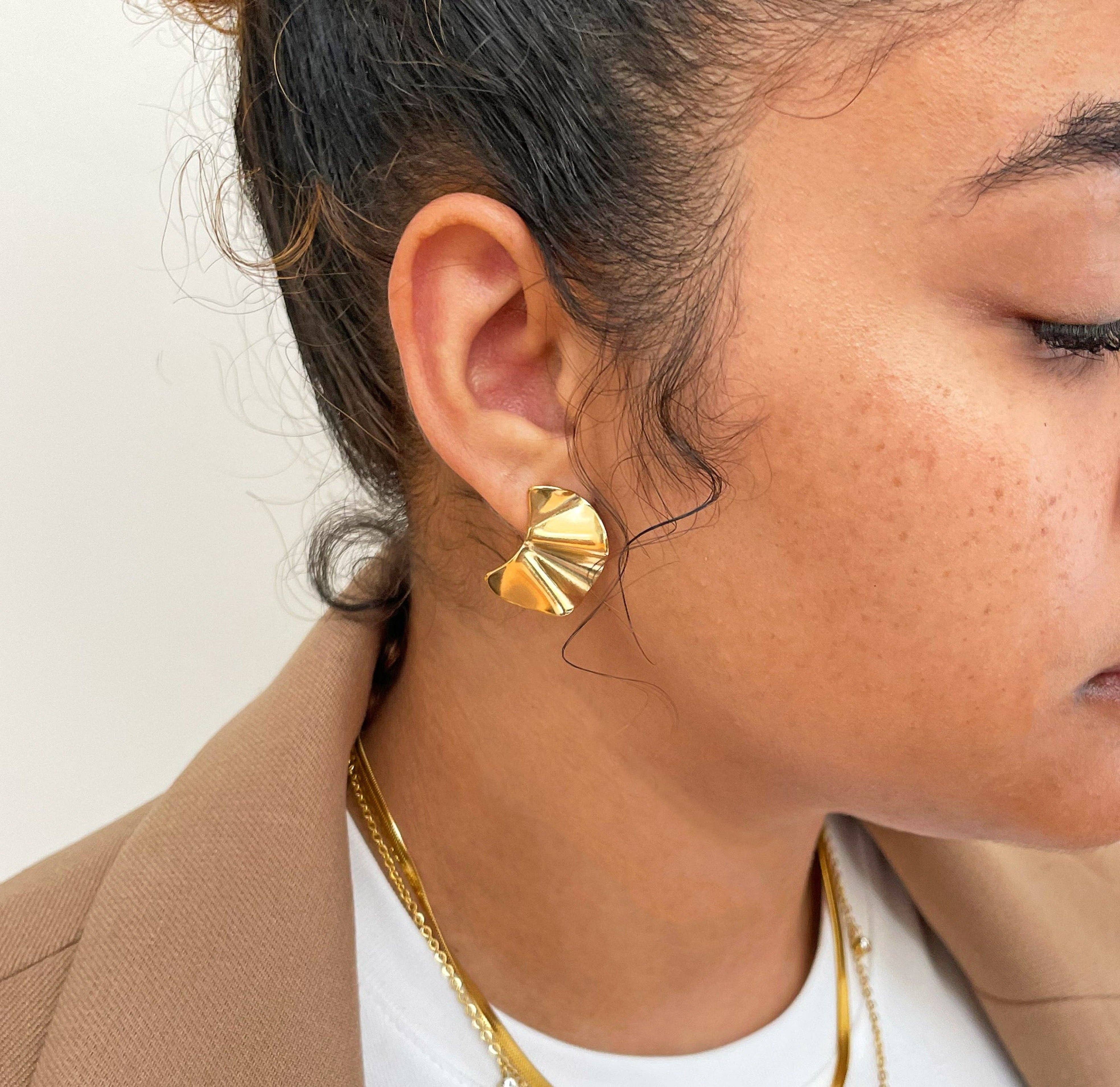 MAI DESIREE – Engroshandel Ørestikkere – JACQUELINE GULD WAVY STUD ØRERING2