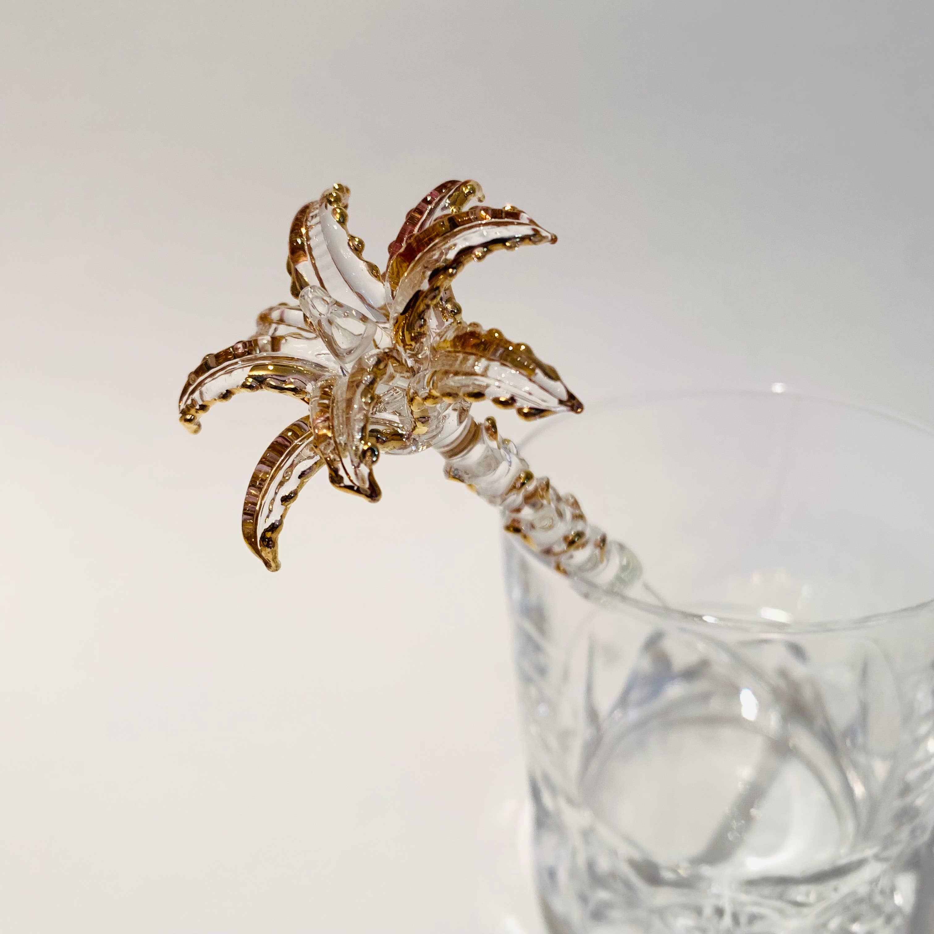 Dandarah – Großhandel Cocktailstäbchen – Handgefertigter Cocktail-Rührstab aus Glas mit goldbemalter Palme2