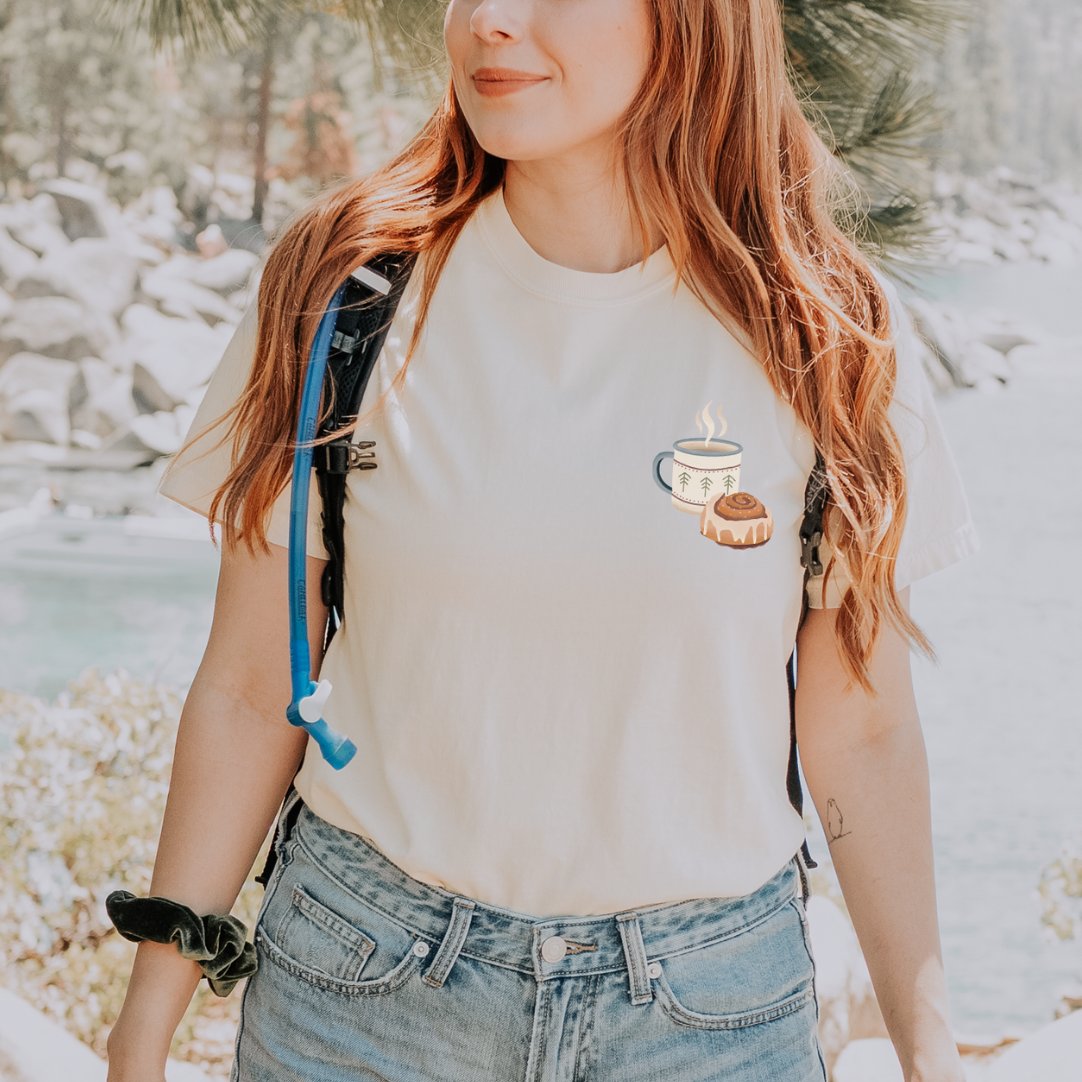 Tilda&Theo – wholesale Screen printed t-shirt – Women′s – T-shirt Cinnamon Roll & Coffee Kanelbullar Sweden2