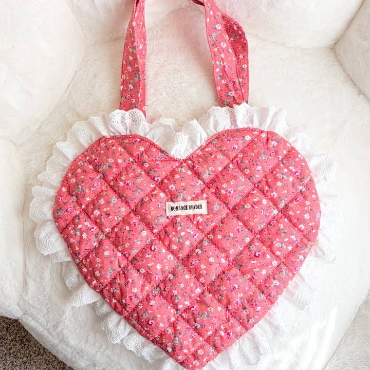 Sac cabas rouge matelassé en forme de cœur pour lecteur de romans avec garniture en dentelle à volants pour la vente par The Bean Workshop