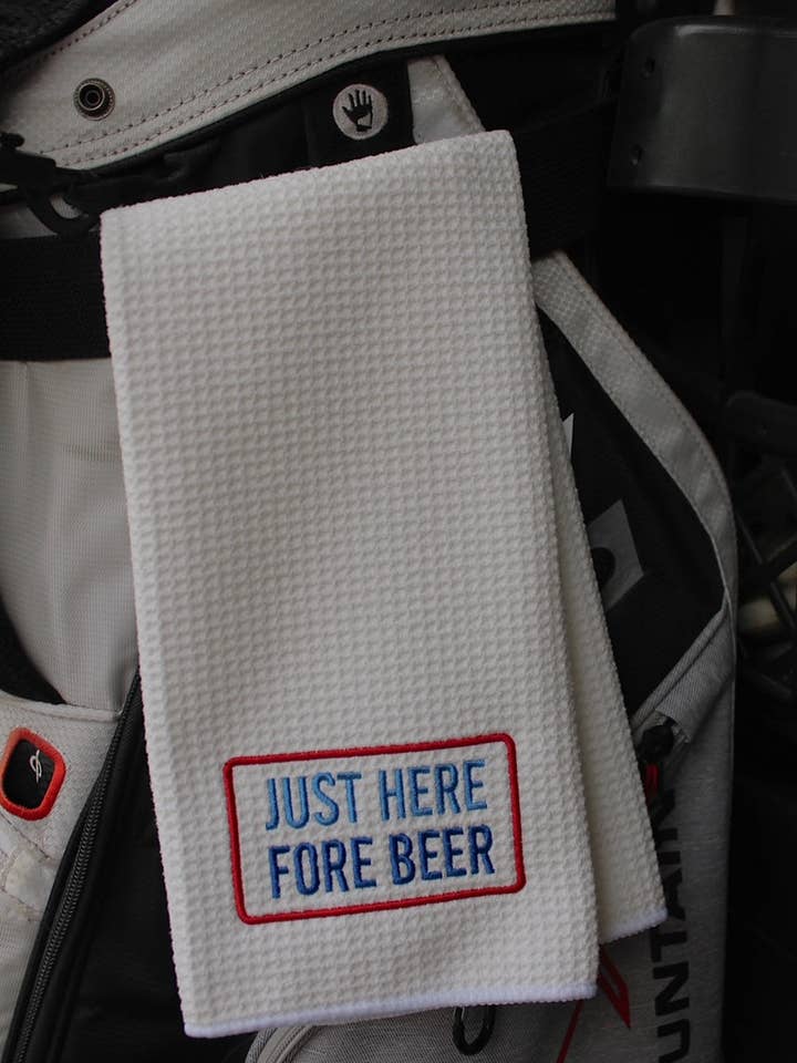 Serviette « Just Here Fore Beer » à trois volets pour la vente par Tag N Bag Outdoors