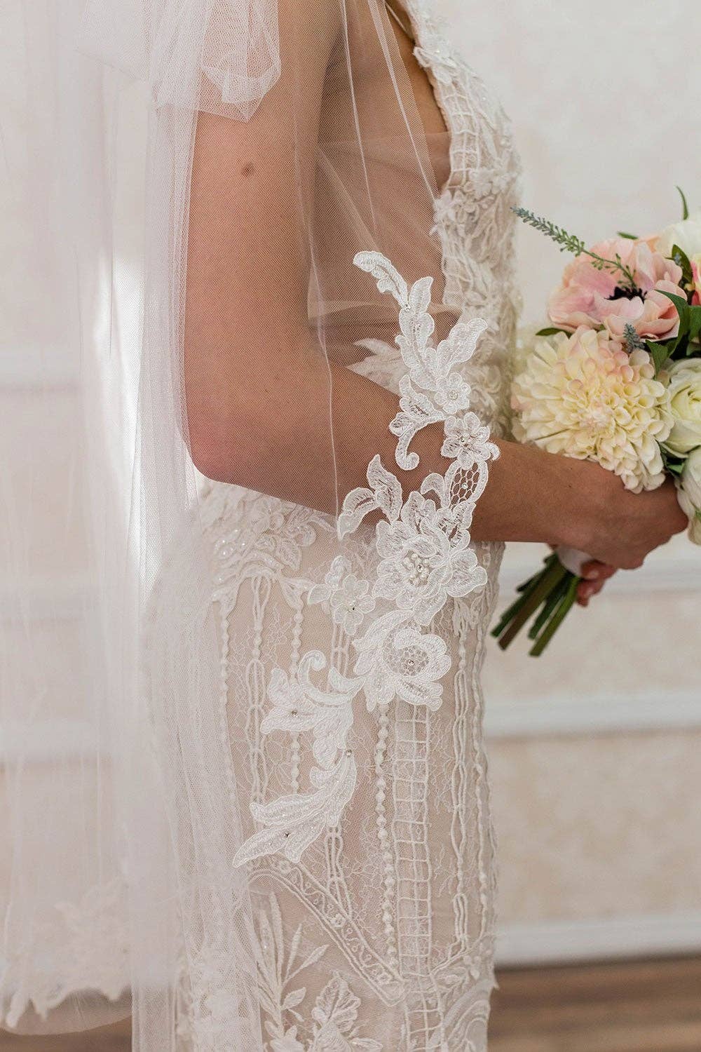 Brides & Hairpins - Vente Voile – femme - VOILE DU BOUT DES DOIGTS AMELIANA - AVEC BORDURE EN DENTELLE ÉPARPILLÉE6
