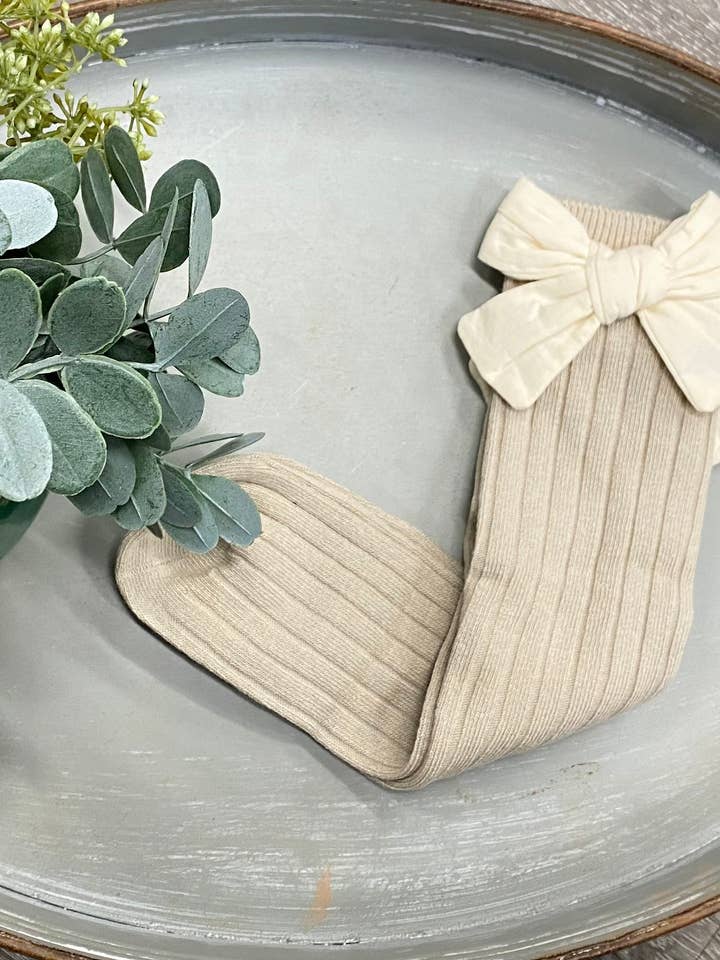 Calzini alti decorati con fiocco per la vendita all'ingrosso da parte di Two Cute Boutique LLC