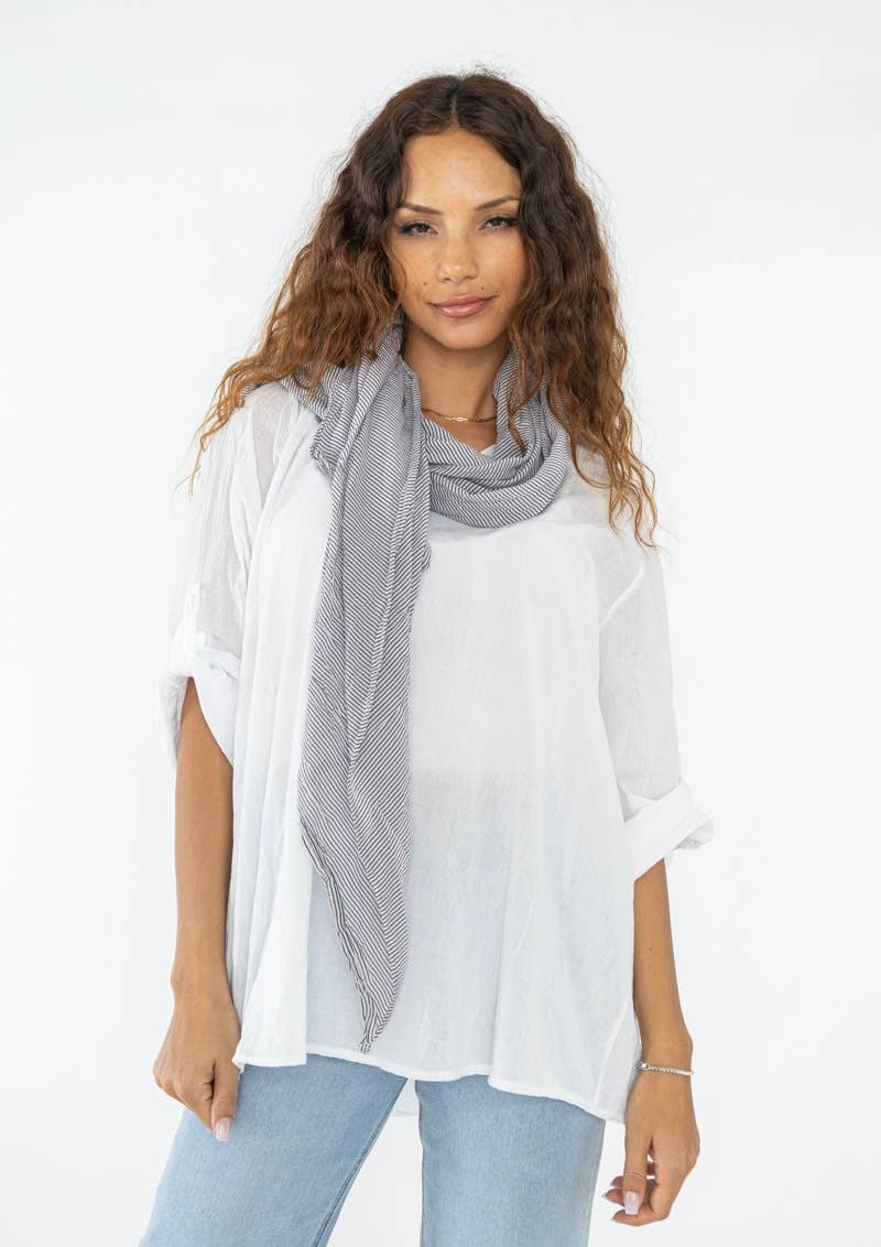 Weiß WEISSES HEMD AUS 100% BAUMWOLLE MIT GESTREIFTEM SCHAL für den Großhandel auf Faire