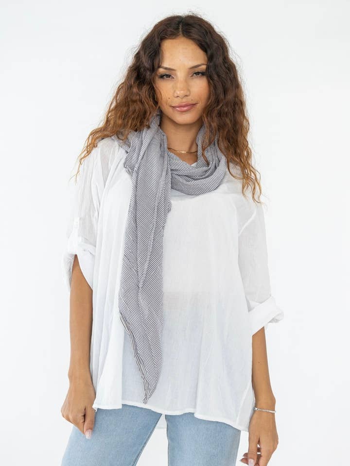 Weiß WEISSES HEMD AUS 100% BAUMWOLLE MIT GESTREIFTEM SCHAL für den Großhandel auf Faire0