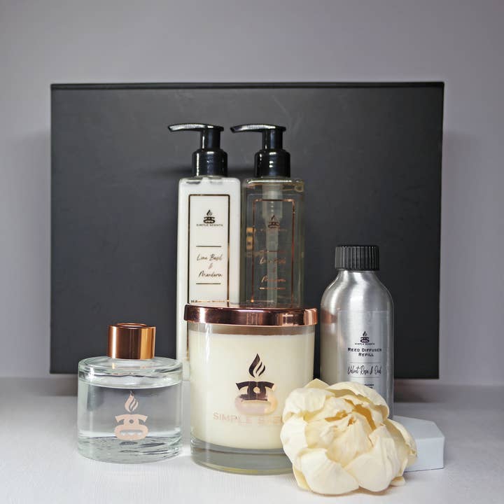 Bougie d'Indulgence Simple Scents Experience, Diffuseur à Bâtonnets & Recharge de Diffuseur, Coffret Cadeau de Savon pour les Mains & Lotion au Basilic Citron Vert & Mandarine pour la vente par Simple Scents by Simpleness Collection