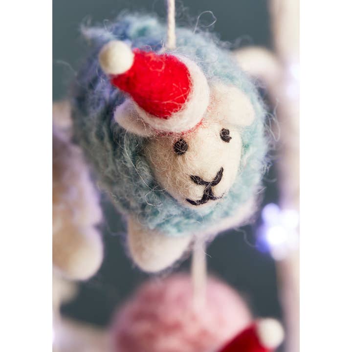 Namaste - Vente Décoration de Noël - Mouton en feutre laineux avec chapeau de Père Noël3