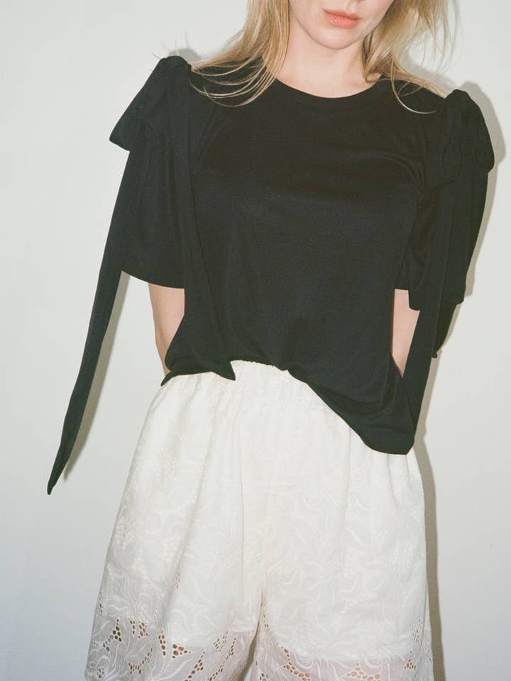 Amine Short in Freesia Broderie Anglaise voor wholesale door Jasmine Chong