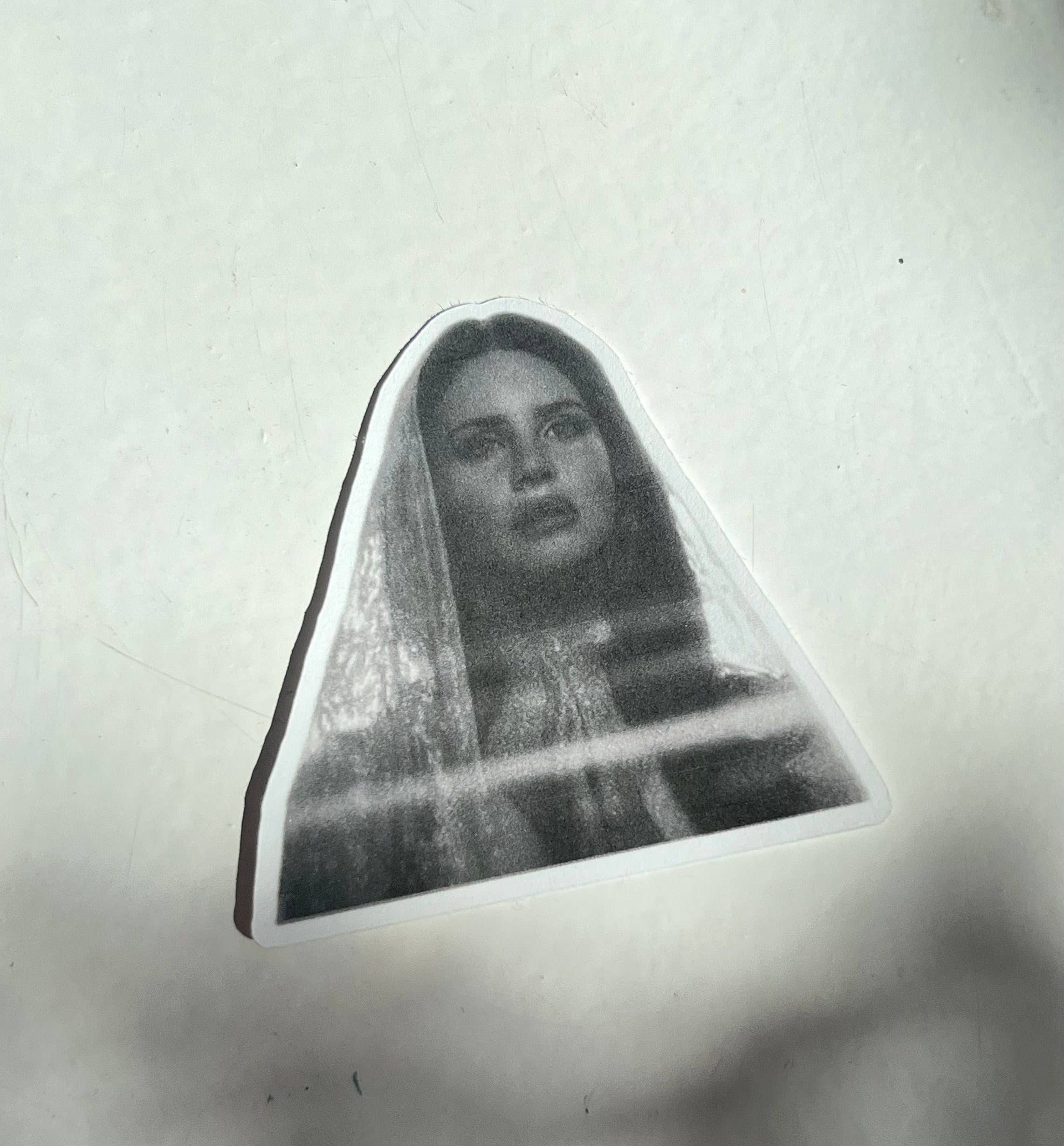 Literary by Ava - Vente Autocollant - Autocollant mat découpé à la forme Vierge Marie de Lana Del Rey