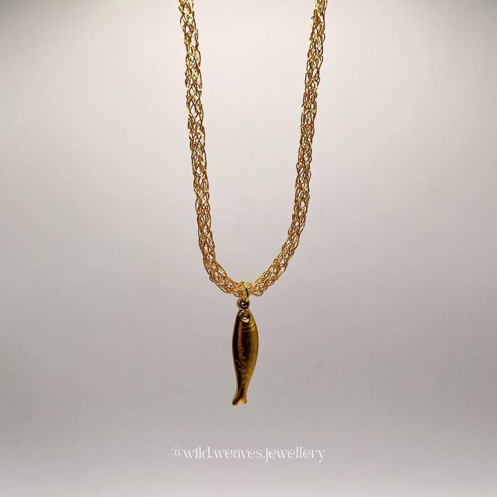 Handgjord 18k guldpläterad fiskberlockhalsband för wholesale av Wild Weaves Jewellery by Sara Lindgren