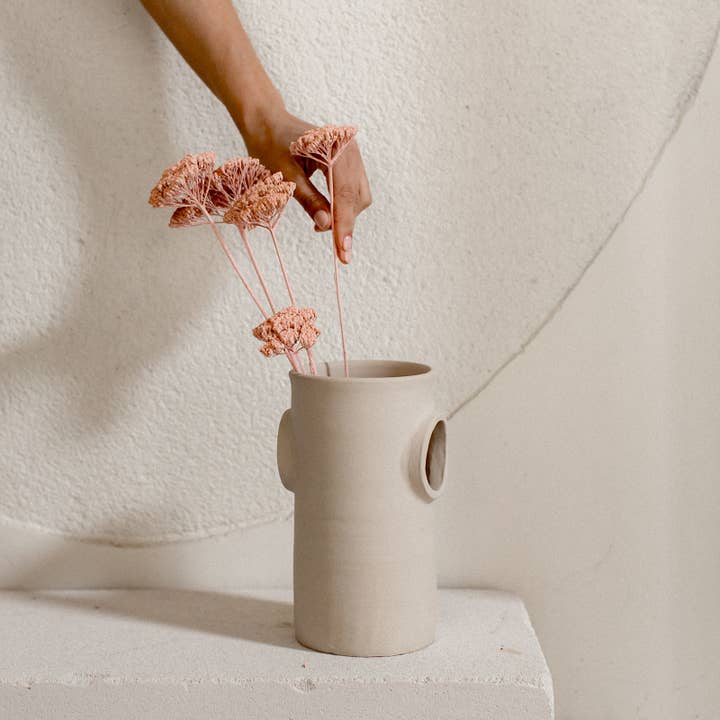 Claycraft – Großhandel Vasen – Offene Keramikvase im minimalistischen, handgefertigten Rohdesign3