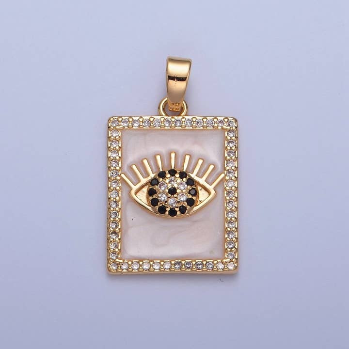 Pendentif Plaque Œil Mauvais Rempli d'Or, Micro Pavé CZ Noir & Clair avec Œil de Râ en Émail Blanc Pendentif Tuile de Protection H-064 pour la vente par Aim Eternal