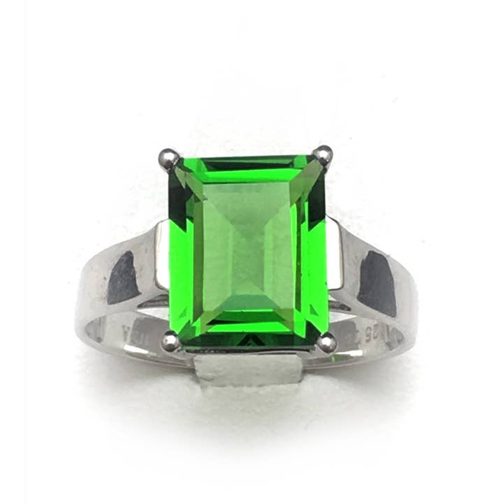 R0737G Classic Mt St Helens Green Helenite, pietra portafortuna di maggio per la vendita all'ingrosso da parte di Twan Kee Jewelry