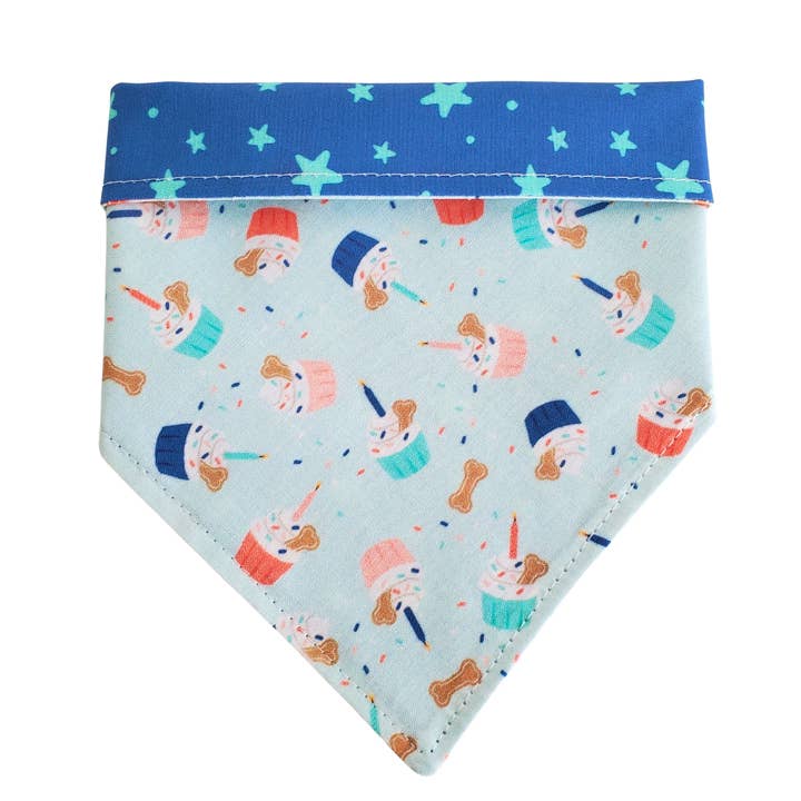 Pup Cake Blue Celebration - Bandana à col réversible pour chien pour la vente par Charlie & the Hound