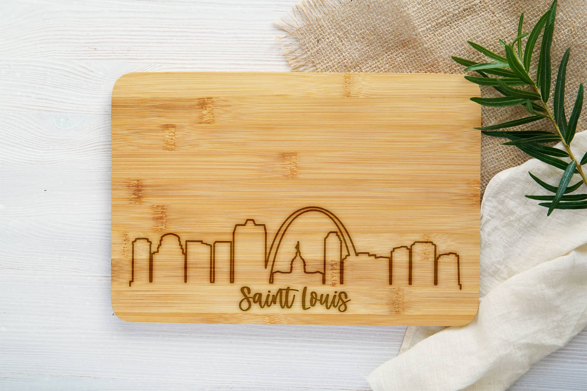 The Trendy Traveler - Vente Planche à découper - Planche à découper en bambou gravé Saint Louis0