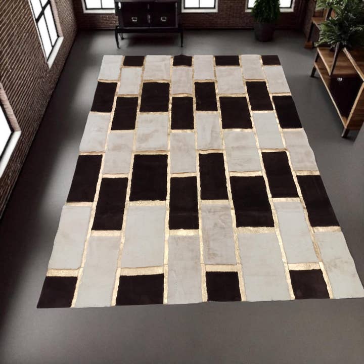 Tapis moderne noir et crème avec lignes dorées, tapis de salon moderne pour la vente par Karelias And Sons