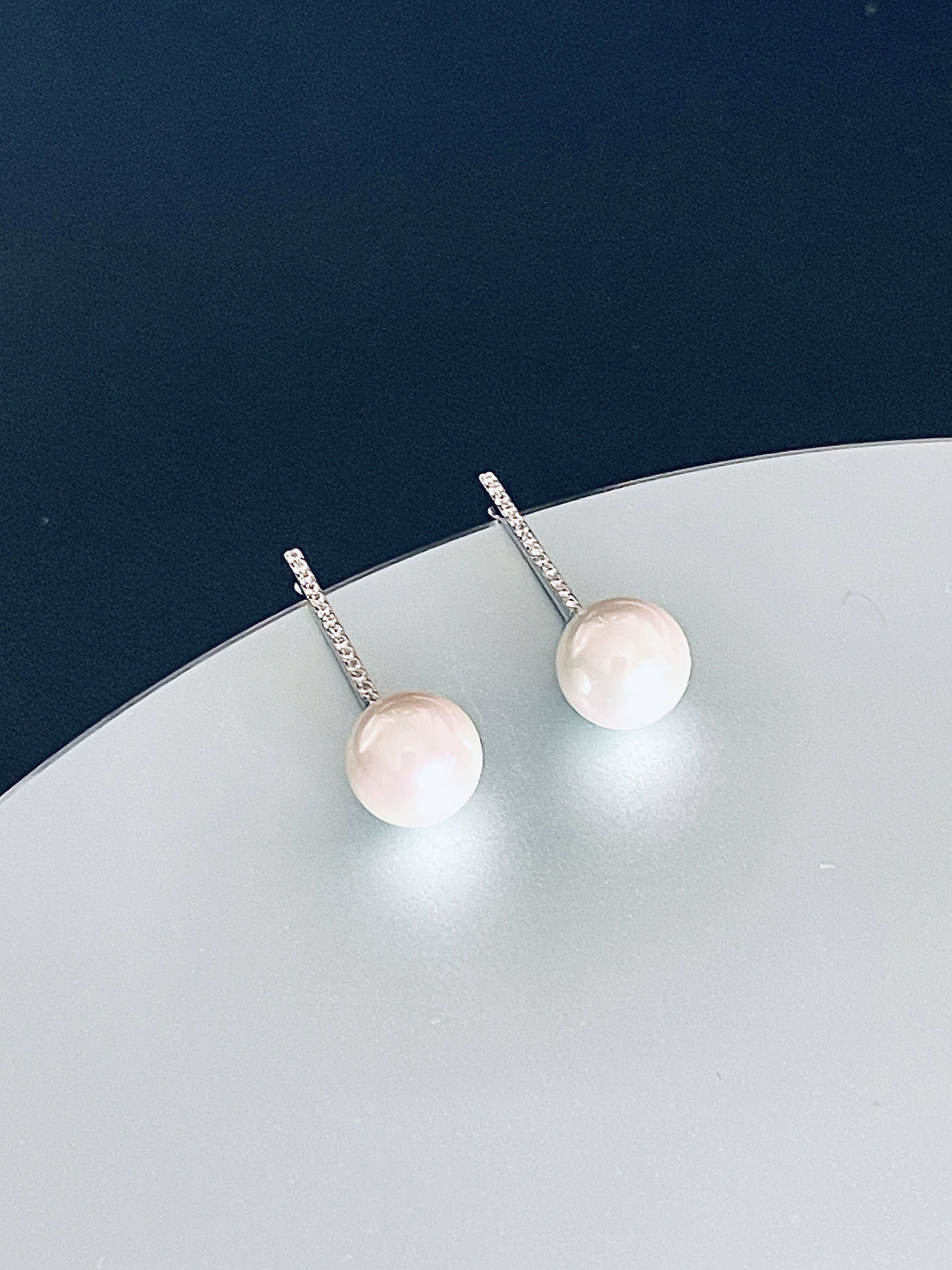 JohnnyB Jewelry - Wholesale Dangle Earrings - AURELIA - Elegant Drop Pearl Earrings In Silver2