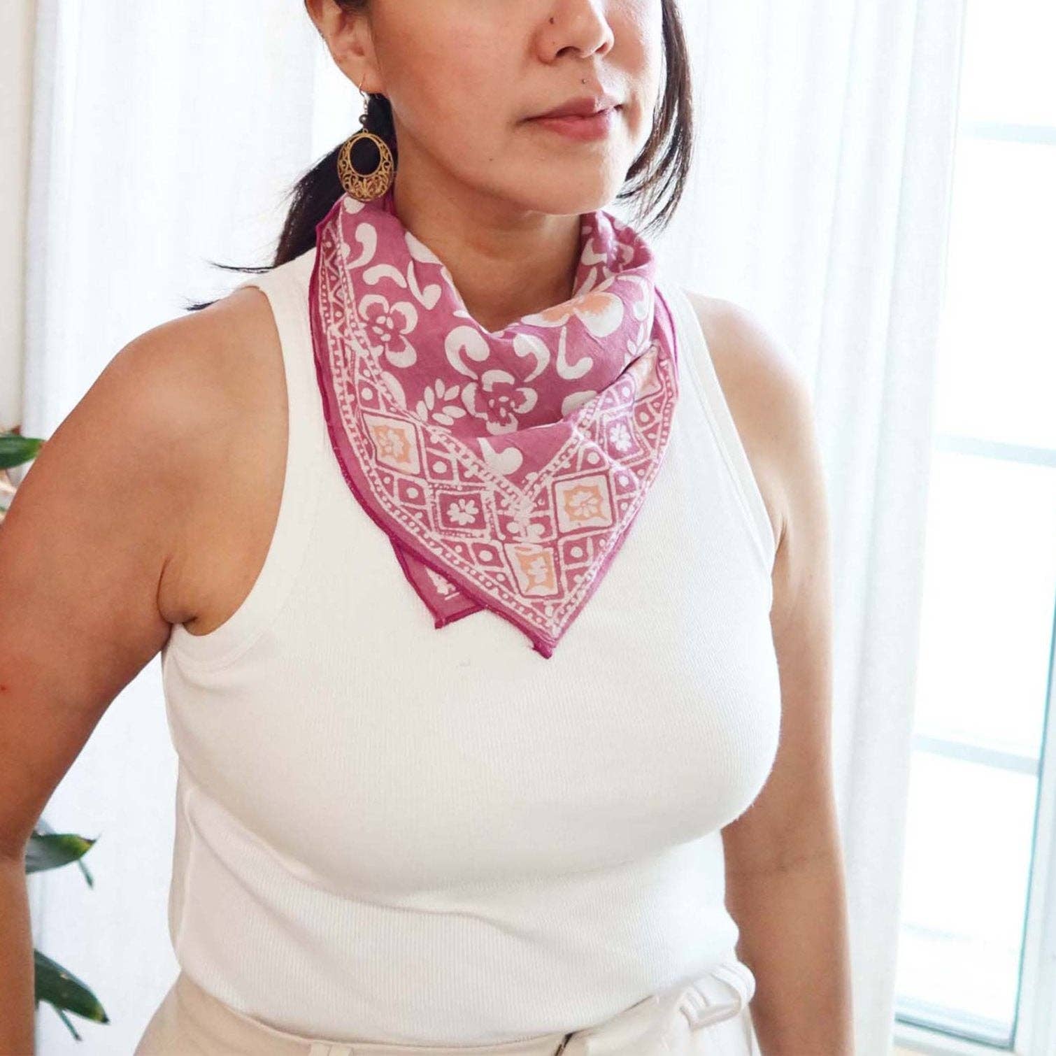 Kasih Co-op – Engroshandel Bandana - Dame – Håndfarvet Batik Bandana, 100% Blød Bomuld, Plumeria, Pink Lilla7