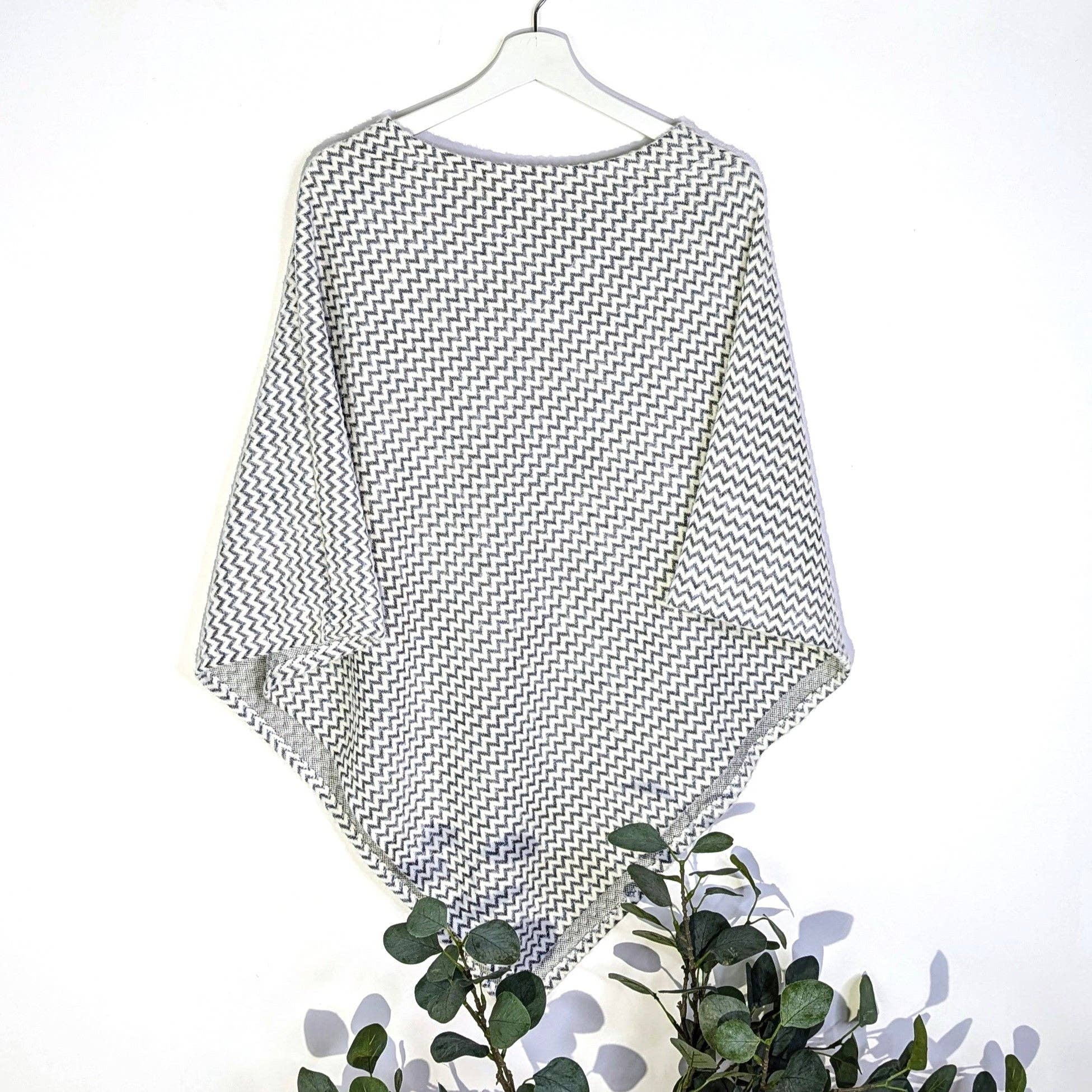 Tempest Designs – wholesale Poncho - Dam – Supermjuk och stilren poncho med subtilt sicksackmönster1