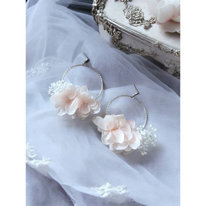 Silver hoop earrings with powdery pink and white stabilized flowers for wholesale by L'atelier du 6
