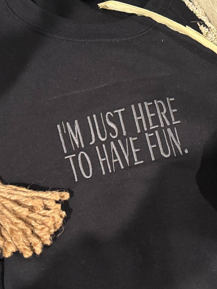 Gewoon hier om plezier te hebben geborduurde sweater voor wholesale door Soyer Designs & Co