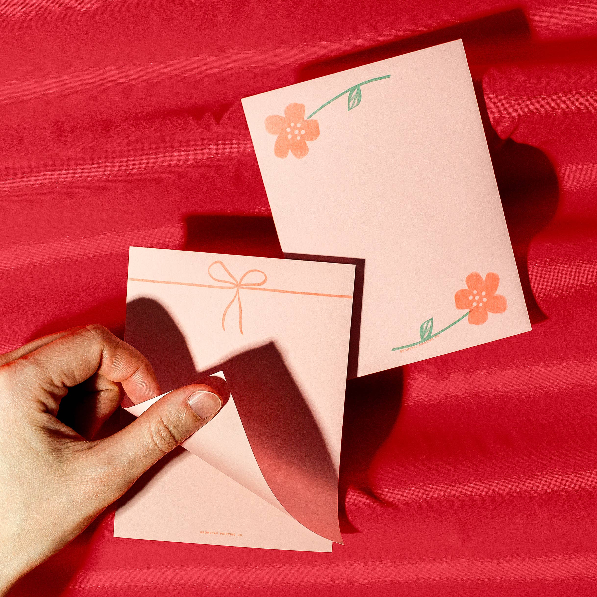 Bromstad Printing Co. – Großhandel Notizblöcke – Notizblock Bow im A2-Format mit Risograph-Druck1